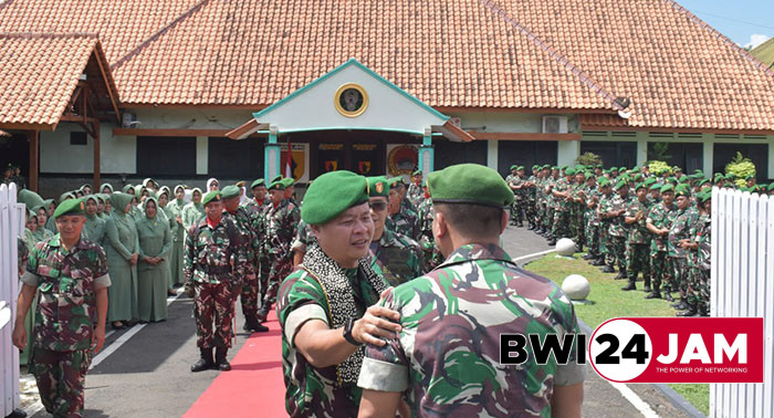 Tangis_Haru_Pecah_saat_Pelepasan_Letkol_Kav_Eko_Julianto_Ramadan_di_Kodim_0825_Banyuwangi.jpg