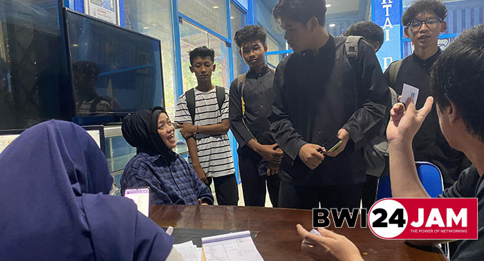 antre_tiket_nonton_persewangi_di_kantor_dpc_partai_demokrat2025.jpg