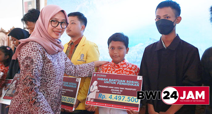 bupati_banyuwangi_ipuk_fiestiandani_serahkan_hibah_pendidikan.jpg