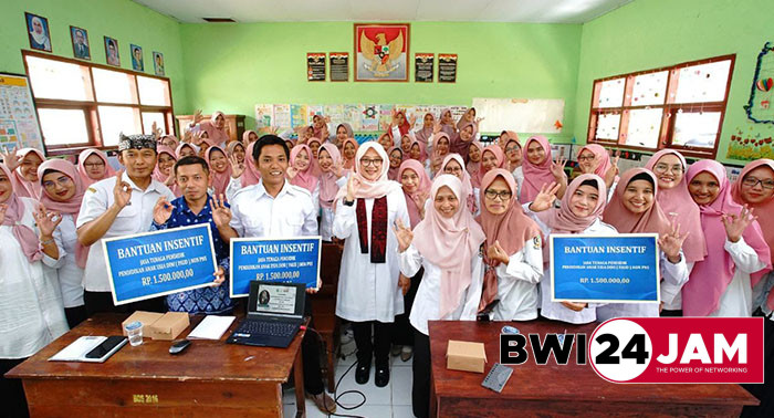 bupati_banyuwangi_salurkan_insentif_guru_PAUD_2024.jpg
