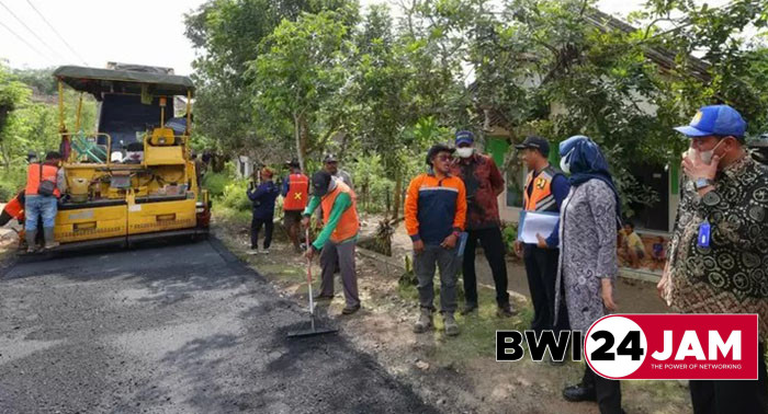 bupati_ipuk_bwi_saat_meninjau_pembangunan_jalan.jpg