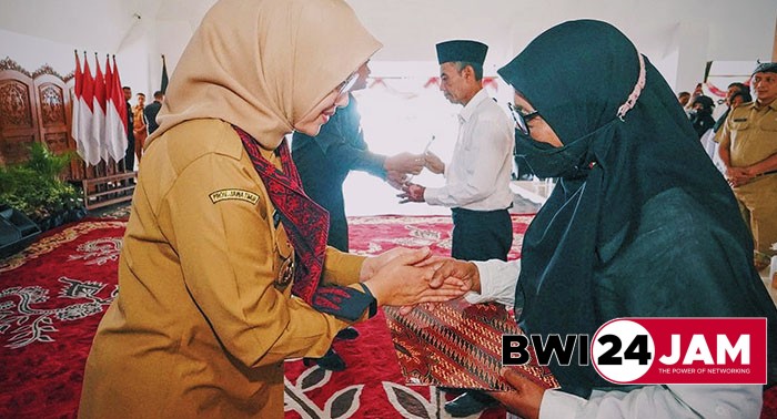 bupati_ipuk_bwi_serahkan_sk_guru.jpg