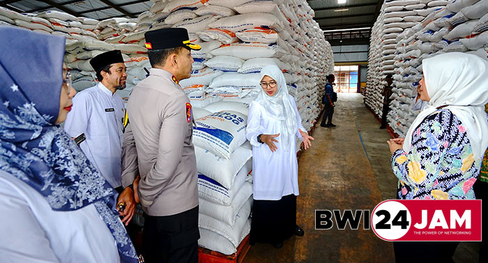 bupati_ipuk_saat_cek_beras.jpg