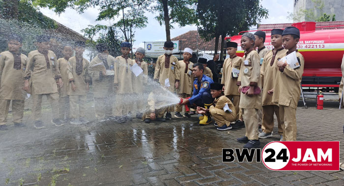 damkar_genteng_banyuwangi_bersama_siswa_sekolah_2025.jpg
