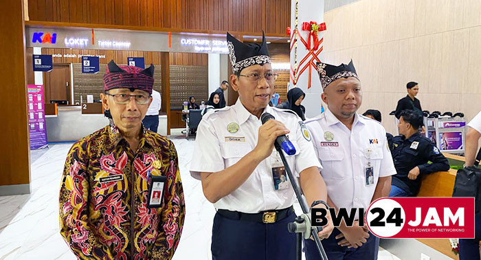 dirut_pt_kai_didiek_dan_gutnur_di_stasiun_banyuwangi_kota2025.jpg