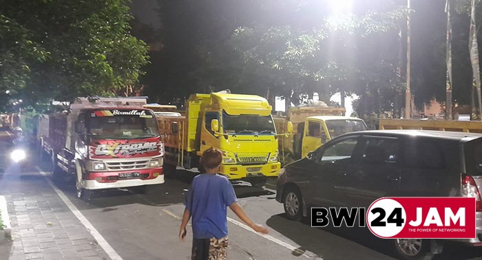 dump_truk_tutup_jalan_di_bwi.jpg