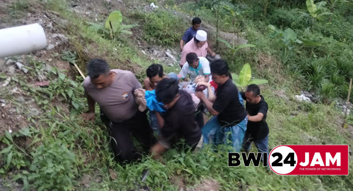 evakuasi_lansia_terjatuh_di_jembatan_glenmore.jpg