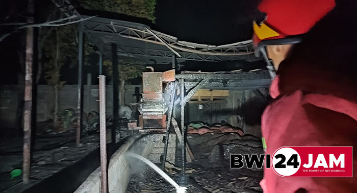 gudang_rongsokan_di_gambiran_bwi_terbakar.jpg