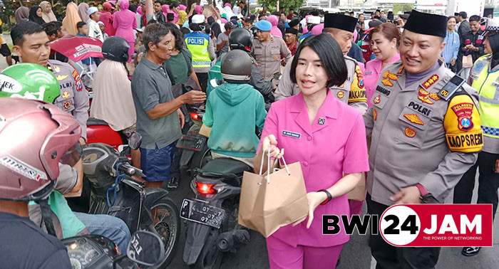 kapolresta_bwi_dan_istri_bagikan_takjil.jpg