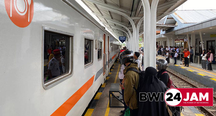 kereta_di_stasiun_banyuwangi_kota_2025.jpg