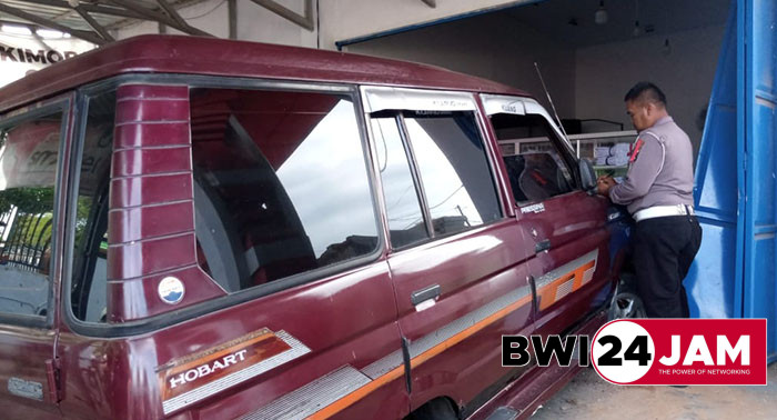 laka_lantas_mobil_kijang_vs_motor_di_muncar.jpg