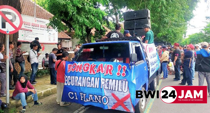 massa_demo_di_bawaslu_bwi_2024.jpg