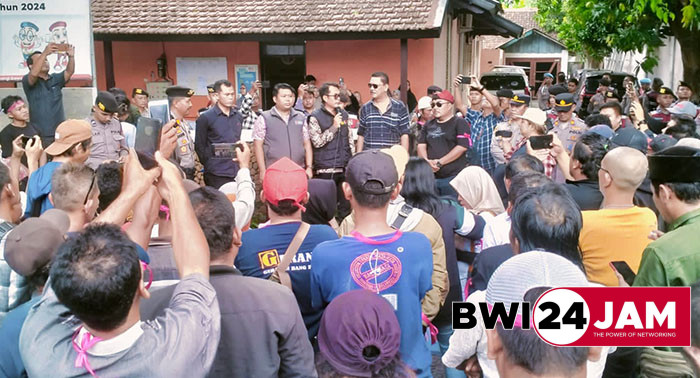 massa_gelar_aksi_damai_di_kantor_bawaslu_bwi.jpg