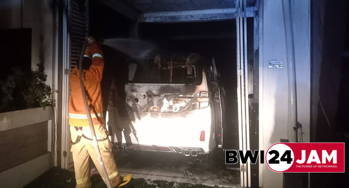 mobil_alphard_di_studio_musik_one_nada_banyuwangi_terbakar.jpg