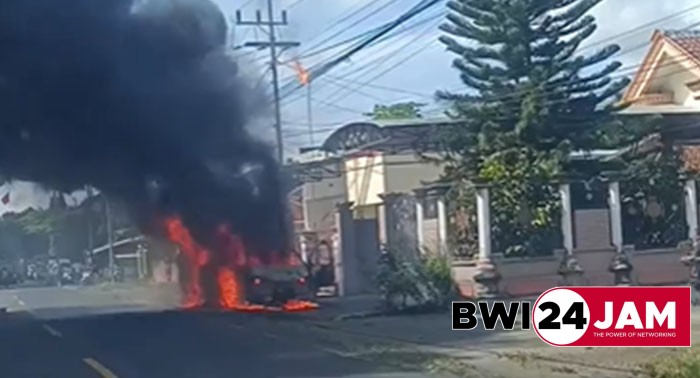 mobil_terbakar_di_cluring.jpg