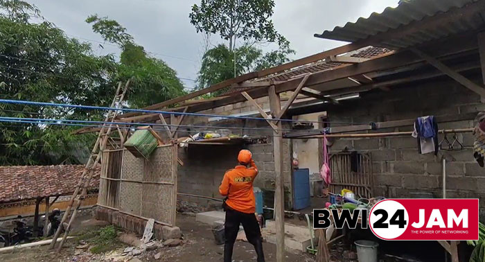 petugas_bpbd_mendatangi_lokasi_puting_beliung_di_bwi.jpg