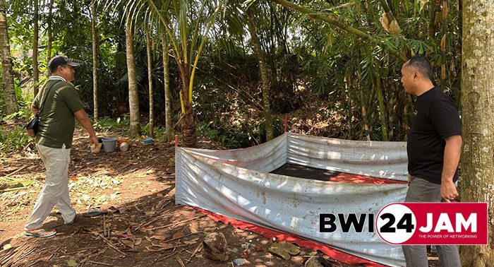 polisi_saat_menggerebek_sabung_ayam_di_genteng_bwi2025.jpg
