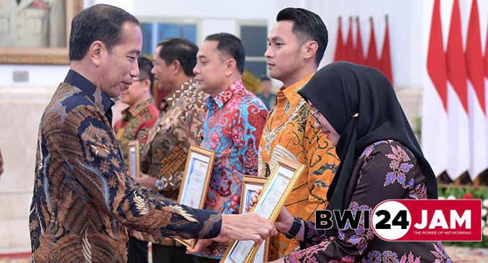 presiden_jokowi_serahkan_penghargaan_kepada_bupati_banyuwangi_ipuk.jpg