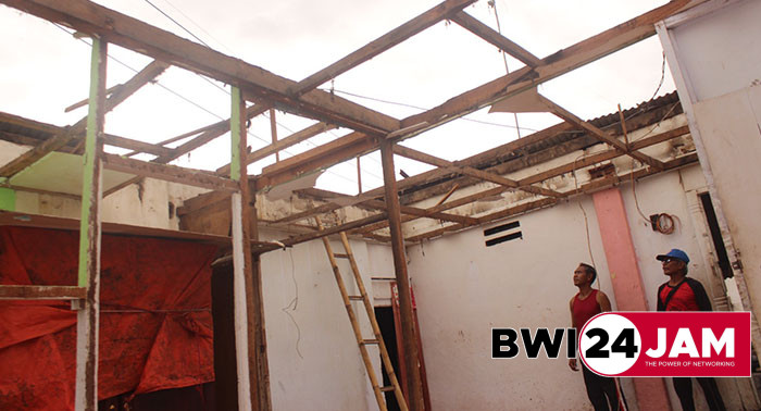 rumah_ambruk_diterjang_angin_di_bwi2025.jpg