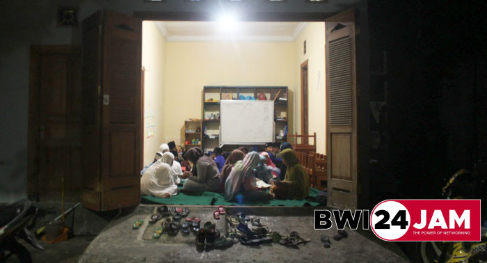 santri_numpang_ngaji_di_garasi_warga_bwi2024.jpg