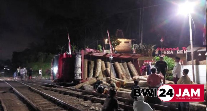 truk_di_rel_kereta_api_temuguruh_banyuwangi.jpg