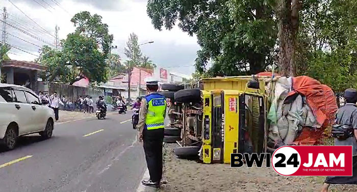truk_terguling_di_kalibaru_banyuwangi.jpg