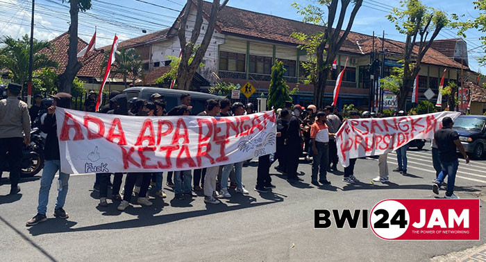 unjuk_rasa_di_kejari_bwi2024.jpg