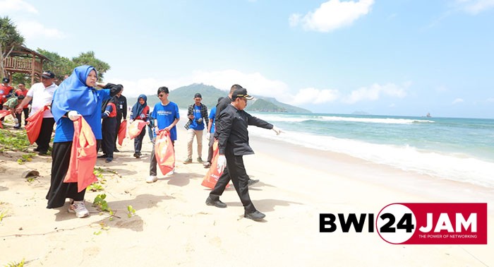 wabup_dan_relawan_bersihkan_pantai_bwi.jpg