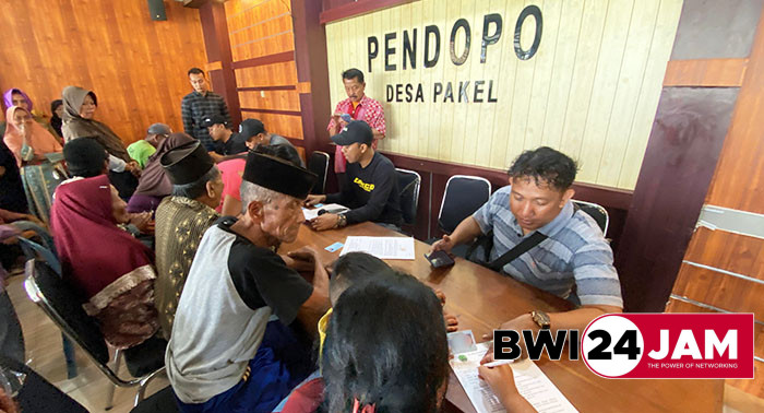 warga_pakel_terima_tali_asih.jpg