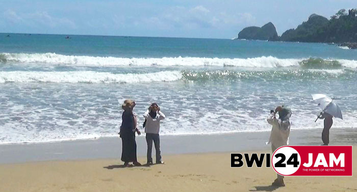 wisatawan_pantai_di_banyuwangi_2024.jpg
