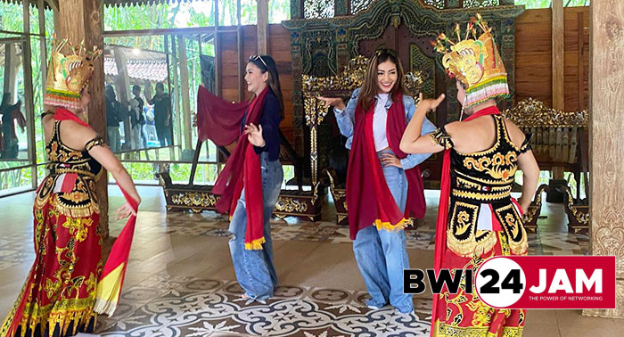 wisatawan_tari_gandrung_di_taman_gandrung_terakota_bwi2025.jpg